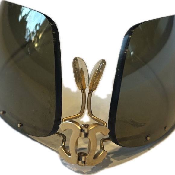 CHANEL Gold Rimless Glasses with Modern Design - Picture 8 of 12